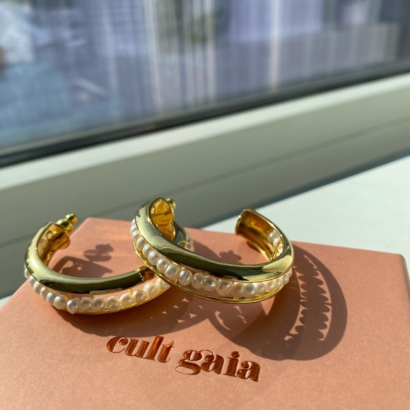 CULT GAIA LUMI PEARL HOOP EARRINGS - Picture 4 of 7
